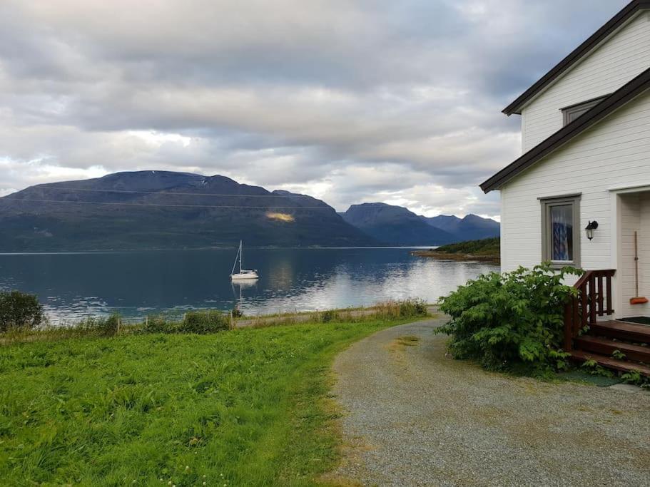 Traditional Farm House Located Close To Fjord Lyngseidet Eksteriør billede